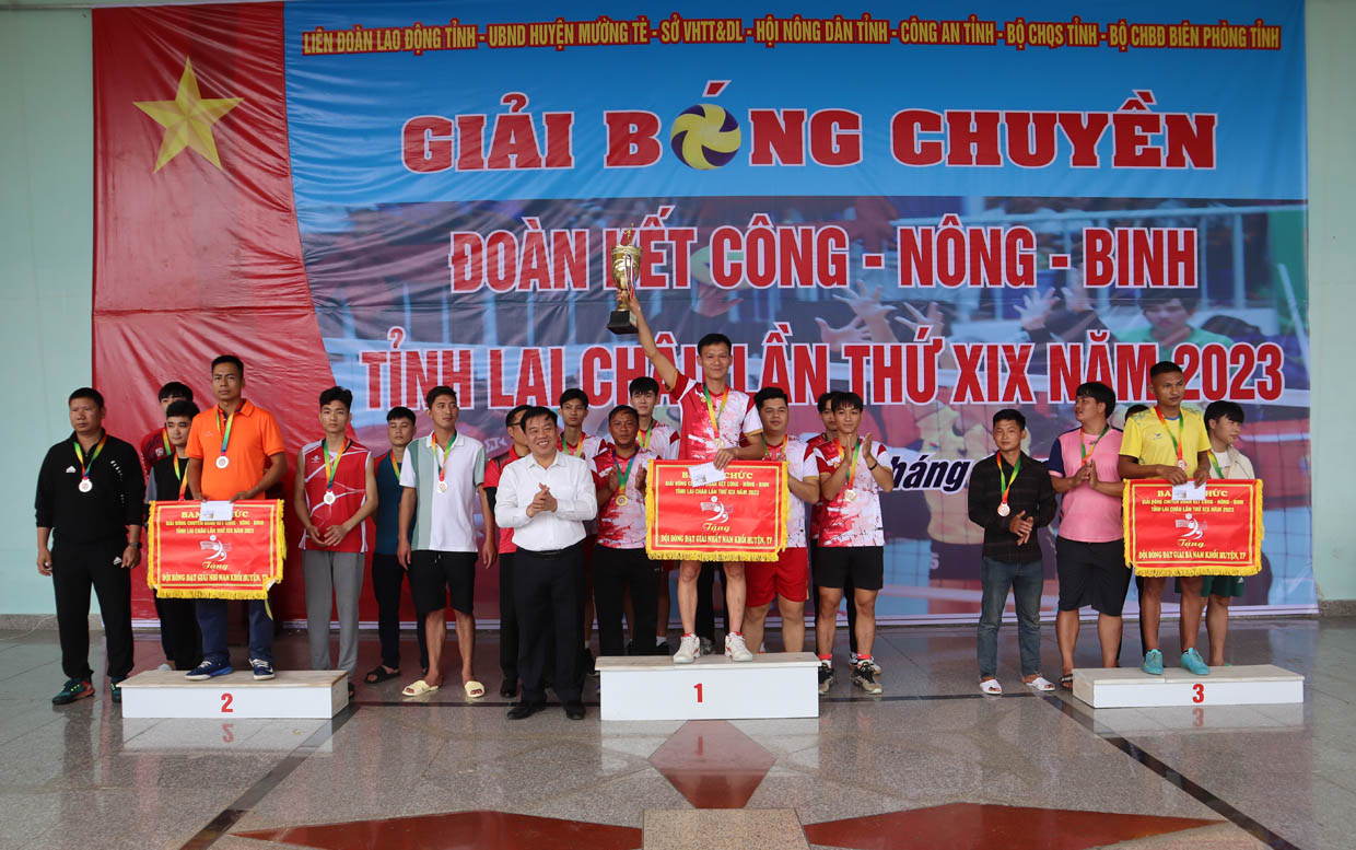 Đồng chí Đao Văn Khánh - Chủ tịch UBND huyện Mường Tè trao giải nhất, nhì, ba nội dung nam nông thôn cho các đoàn.